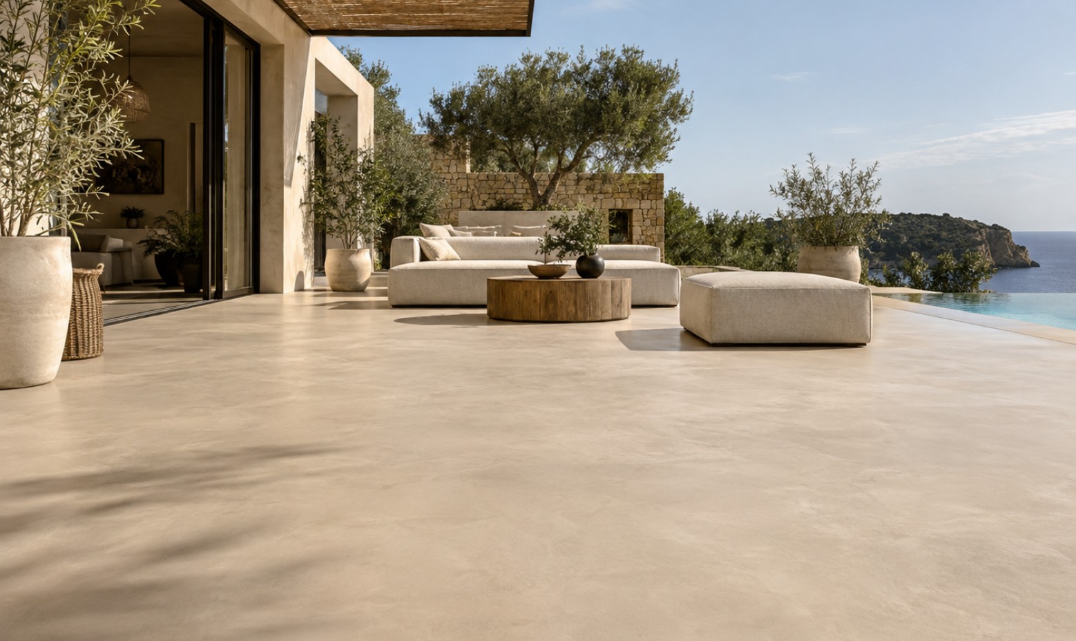 Suelo exterior revestido con microcemento